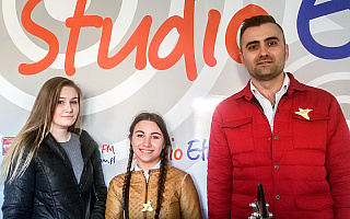 Młodzież z Ełku rozdając żonkile, uczciła wybuch powstania w Getcie Warszawskim Młodzież z Ełku rozdając żonkile, uczciła wybuch powstania w Getcie Warszawskim